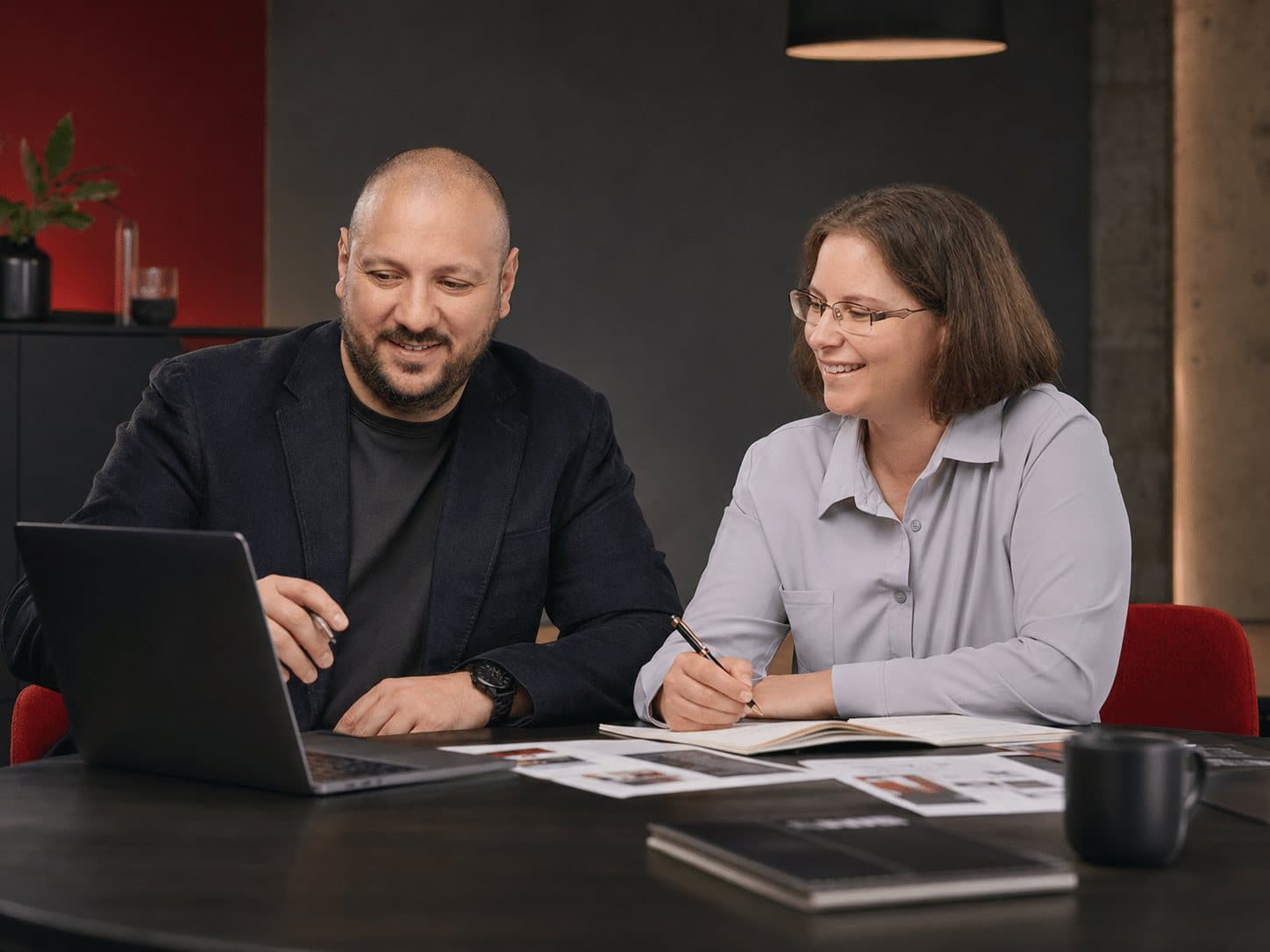 Startseite – Neuentwurf 2026 1 Osman und Bernadett von den MARKETING-STRATEGEN bei der gemeinsamen Strategiearbeit