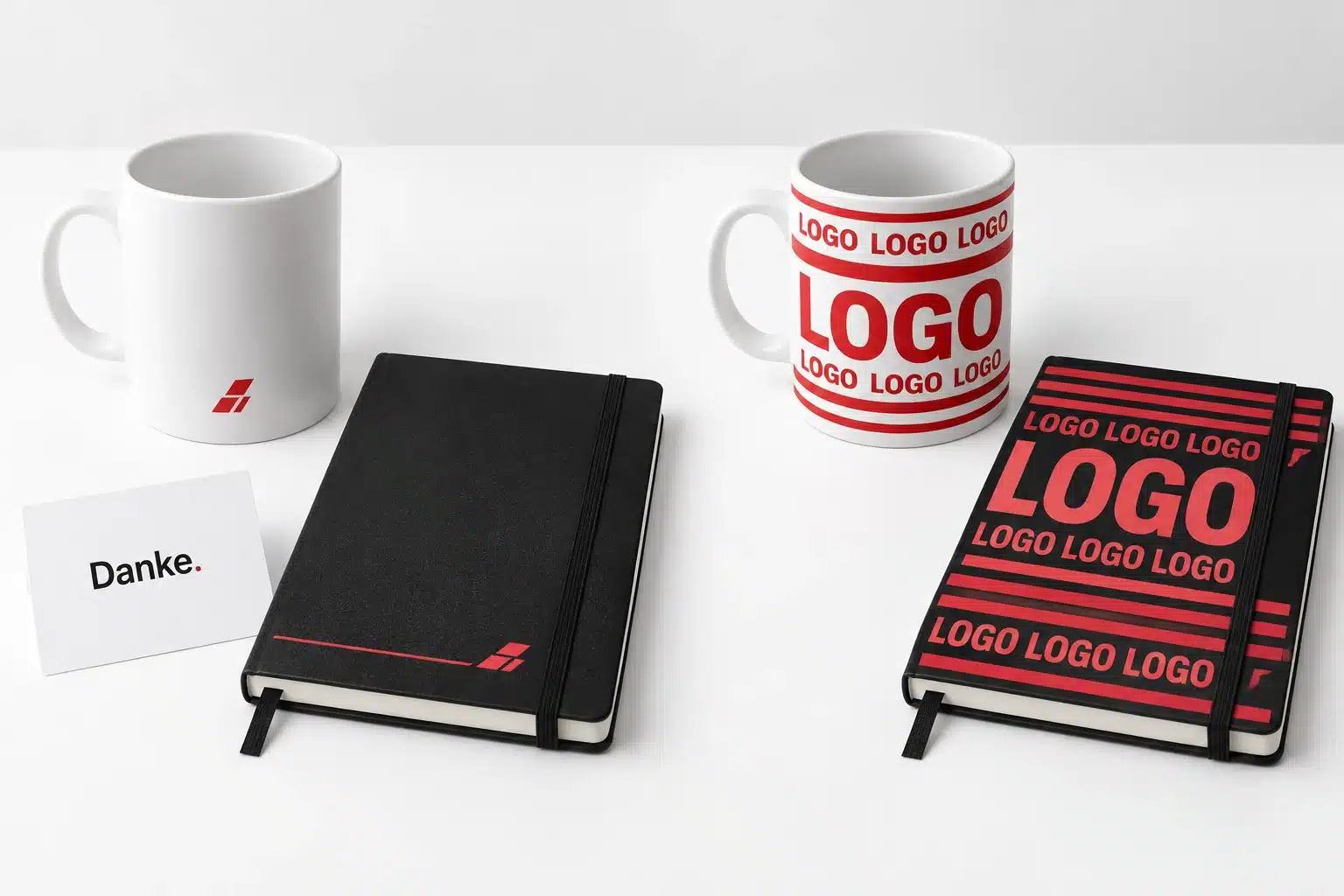 Weihnachtsmailings: Geschenke, die zu Kunden passen 8 KI-Vergleich: links Tasse und Notizbuch mit dezentem roten Zeichen, rechts dieselben Produkttypen mit großer wiederholter Logowerbung